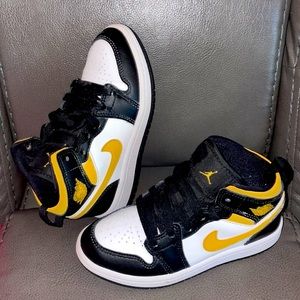 Jordan 1 Mid Pre School Pollen Black Yellow 640734-177  used fair condition.